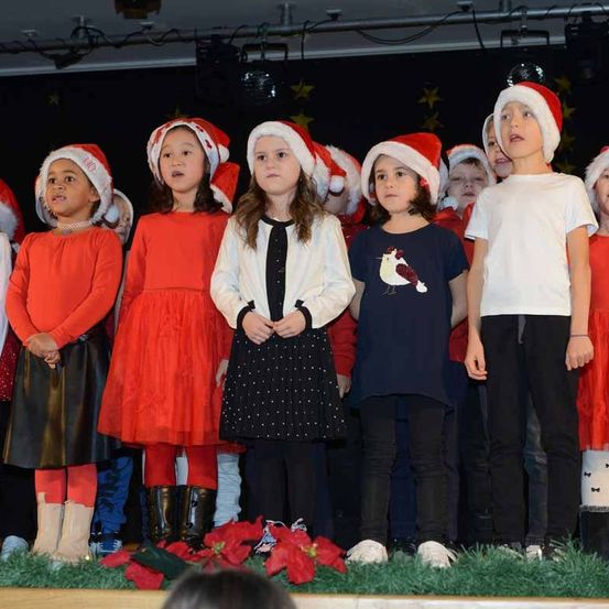Bild enthält, Person, People, Child, Female, Girl, Groupshot, Face, Head, Festival