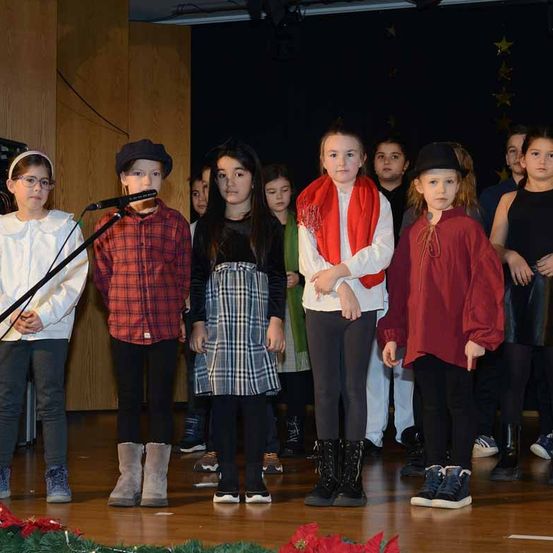 Bild enthält, People, Person, Boy, Child, Male, Face, Shoe, Microphone, Jeans, Groupshot