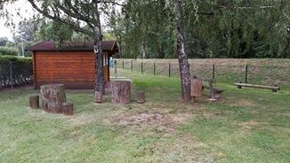 Bild enthält, Tree, Backyard, Outdoors, Shelter, Grass, Hut, Housing, House, Tree Stump, Cabin