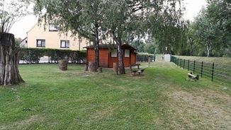 Bild enthält, Backyard, Nature, Outdoors, Yard, Grass, Housing, Bench, Countryside, Rural, House