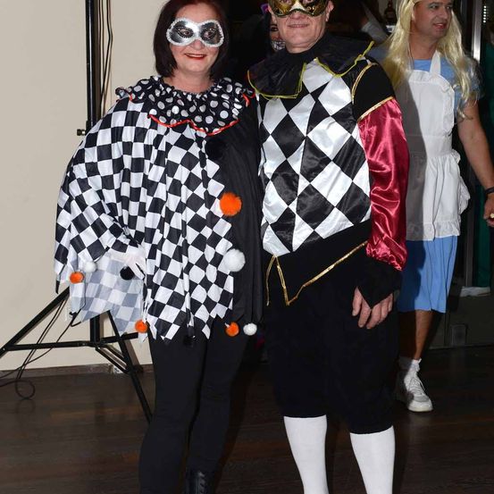 Bild enthält, Costume, Person, Adult, Female, Woman, Coat, Accessories, People, Shoe, Shorts