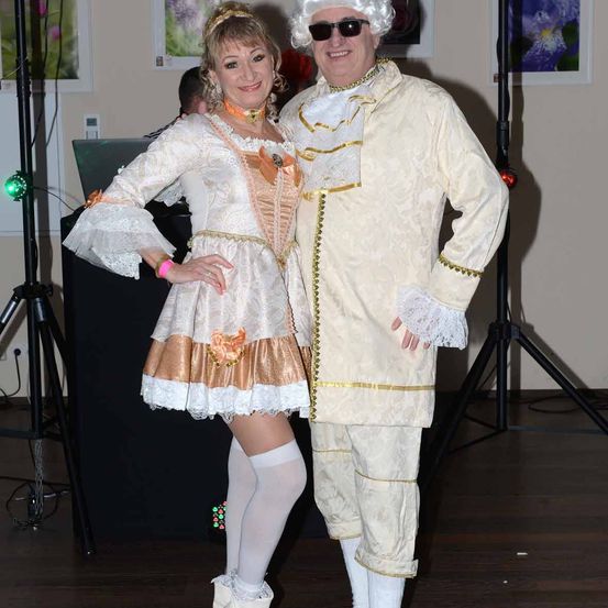 Bild enthält, Costume, Person, Photography, Portrait, Lady, Microphone, Adult, Male, Man, Dress