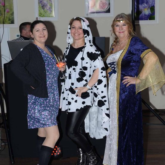 Bild enthält, Shoe, Coat, Adult, Female, Person, Woman, People, Blouse, Portrait, Dress