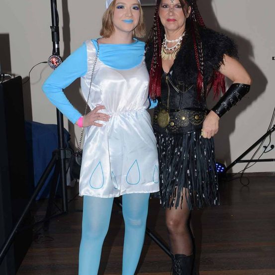 Bild enthält, Clothing, Costume, Person, Adult, Female, Woman, Skirt, Footwear, Shoe