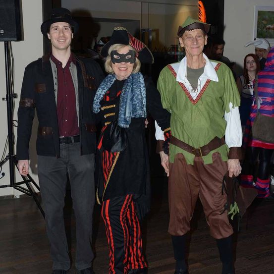 Bild enthält, Costume, Person, Adult, Male, Man, Female, Woman, Coat, Face, Shoe