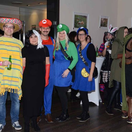 Bild enthält, Adult, Female, Person, Woman, Costume, Hat, Jeans, Shoe, Male, Man