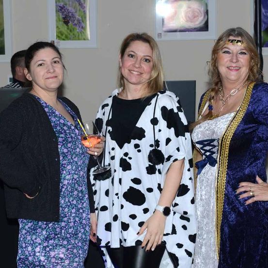 Bild enthält, Adult, Female, Person, Woman, Dress, People, Formal Wear, Face, Groupshot, Fashion