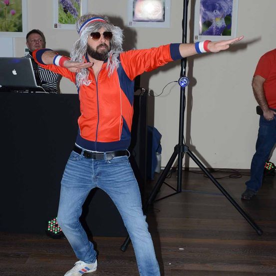 Bild enthält, Pants, Person, Solo Performance, Microphone, Photography, Portrait, Adult, Male, Man, Belt