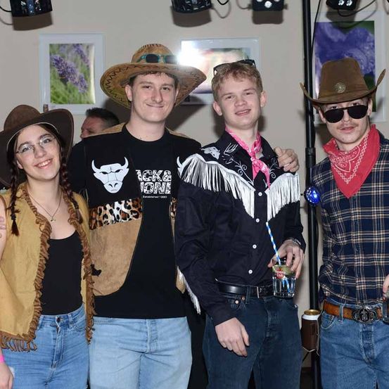 Bild enthält, Pants, Hat, Jeans, Adult, Female, Person, Woman, Male, Man, Face