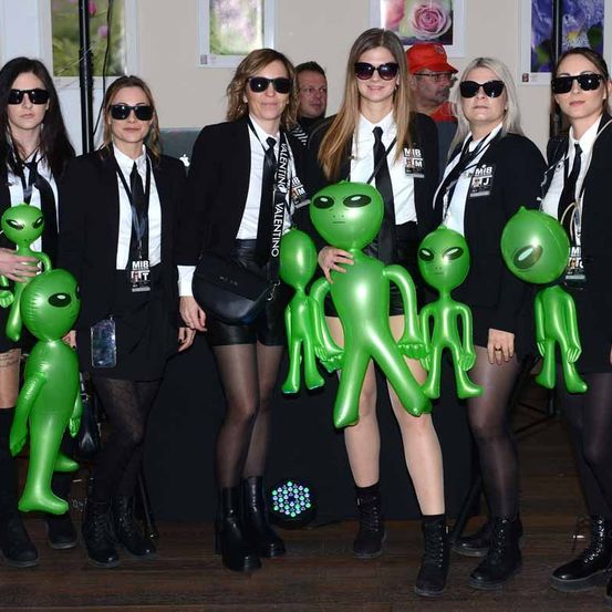 Bild enthält, People, Person, Adult, Female, Woman, Groupshot, Shoe, Costume, Suit, Sunglasses