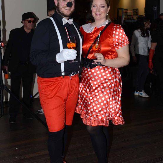 Bild enthält, Shoe, Glove, Coat, Jacket, Person, Portrait, Adult, Female, Woman, Costume