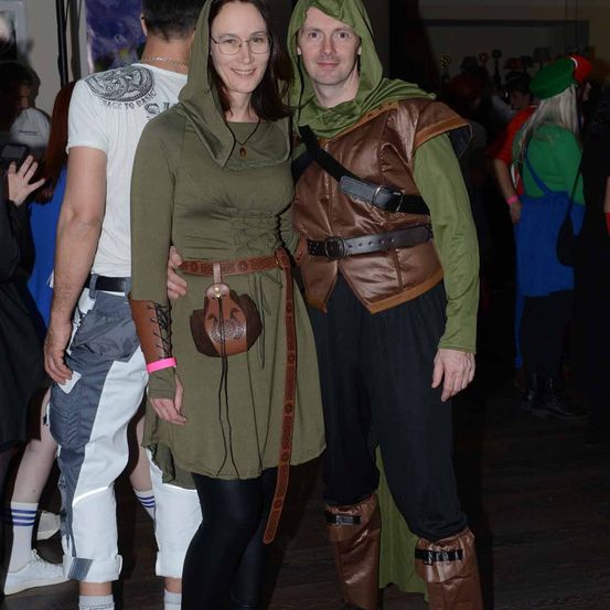 Bild enthält, Coat, Jacket, Costume, Person, Pants, People, Fashion, Handbag, Shoe, Woman