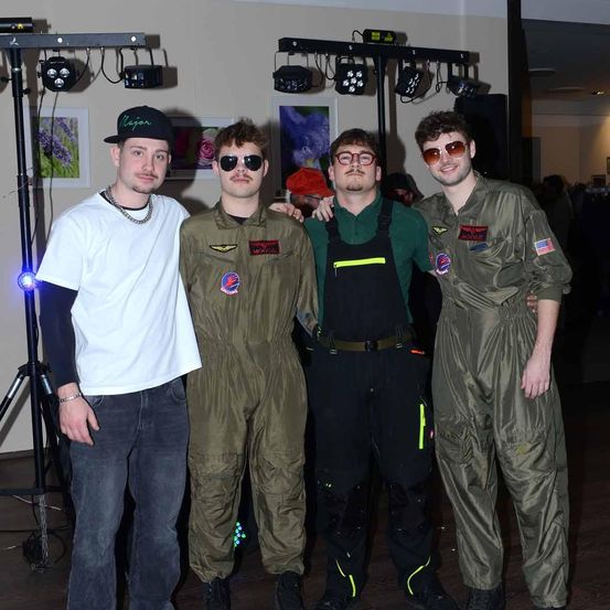 Bild enthält, Pants, Sunglasses, People, Person, Photography, Portrait, Glasses, Coat, Jacket, Jeans