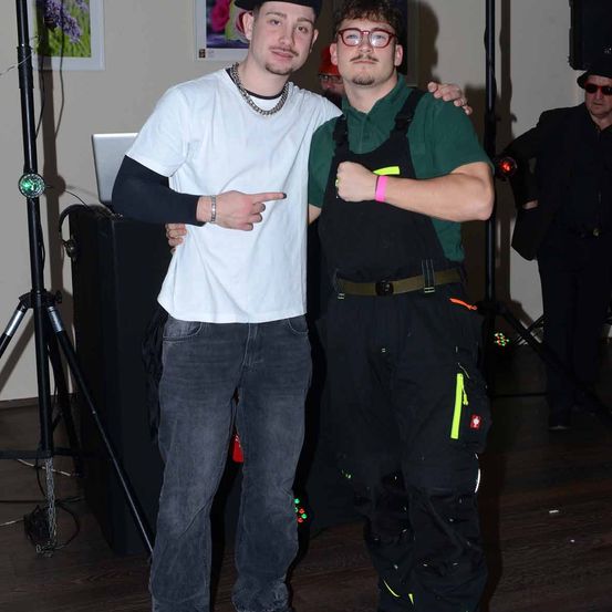 Bild enthält, Tripod, Pants, Photography, Jeans, Adult, Male, Man, Person, Glasses, Portrait