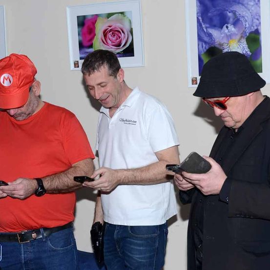 Bild enthält, Clothing, Hat, Baseball Cap, Cap, Adult, Male, Man, Person, Jeans, Face