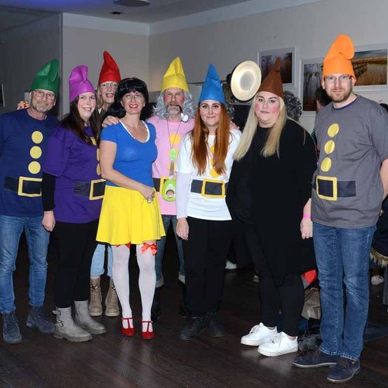 Bild enthält, Pants, People, Person, Costume, Hat, Jeans, Adult, Male, Man, Woman