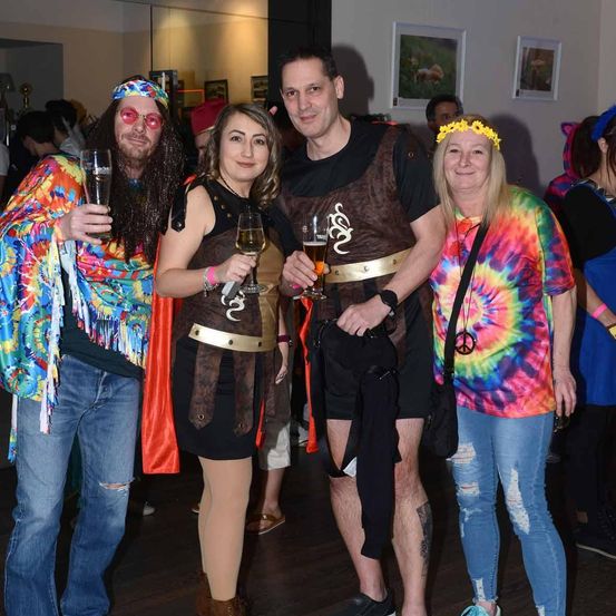 Bild enthält, Pants, Adult, Female, Person, Woman, Urban, People, Jeans, Party, Face