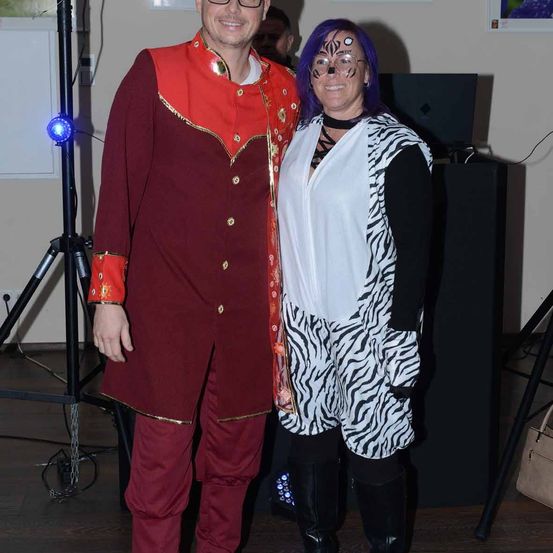 Bild enthält, Lady, Person, Coat, Adult, Male, Man, Female, Woman, Face, Accessories