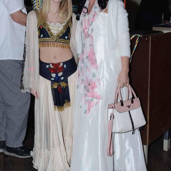 Bild enthält, Accessories, Bag, Handbag, Person, Photobombing, Lady, Adult, Male, Man, Blouse