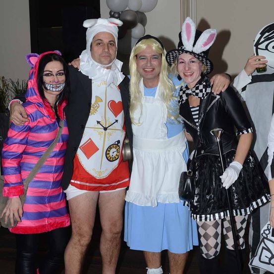 Bild enthält, Costume, Person, Shoe, People, Portrait, Glove, Shorts, Skirt, Coat, Woman