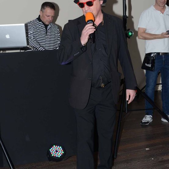 Bild enthält, Microphone, Adult, Male, Man, Person, Coat, People, Suit, Karaoke, Face