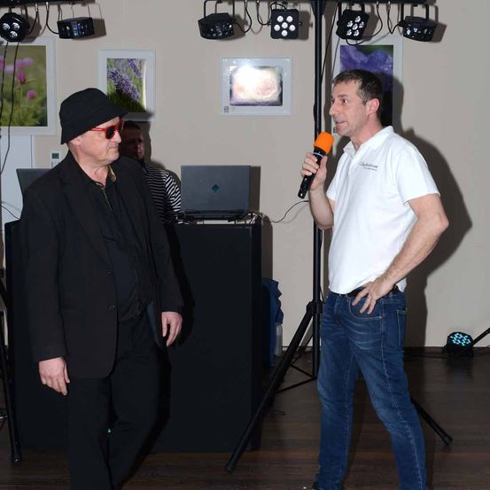 Bild enthält, Adult, Male, Man, Person, Clothing, Coat, Karaoke, Leisure Activities, Laptop, Face