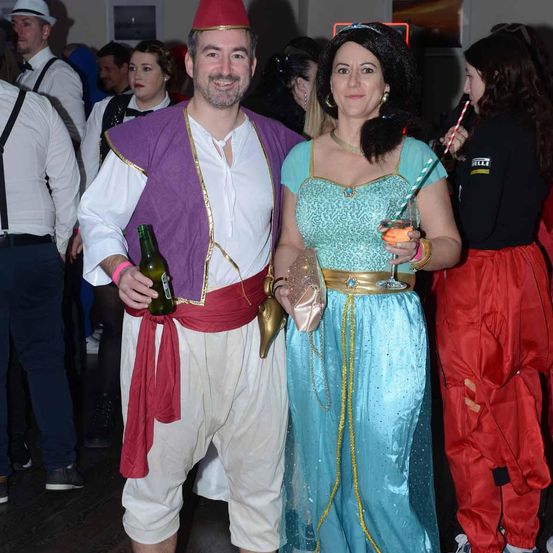 Bild enthält, Sandal, Person, Photobombing, Adult, Bride, Female, Woman, Male, Man, Party