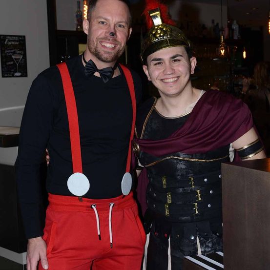 Bild enthält, Person, Photography, Portrait, Pants, Accessories, Adult, Male, Man, Jacket, People