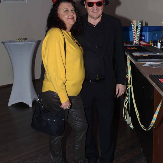 Bild enthält, Coat, Jacket, Handbag, Pants, Blazer, Person, Portrait, Suit, Adult, Man