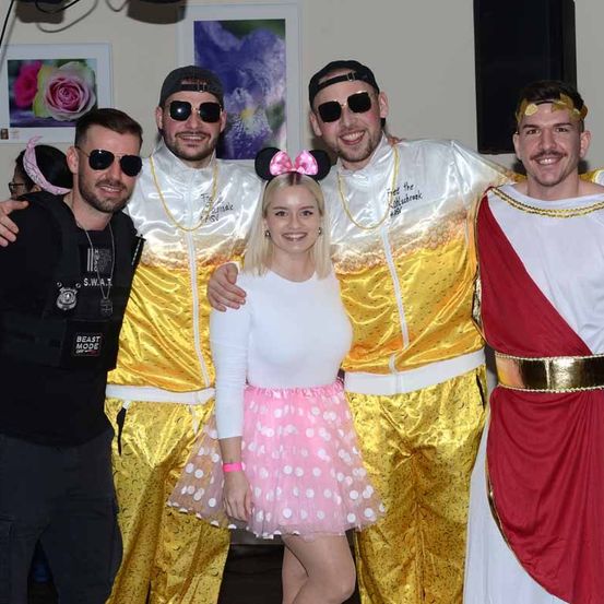 Bild enthält, Costume, Person, People, Sunglasses, Portrait, Dress, Adult, Male, Man, Female