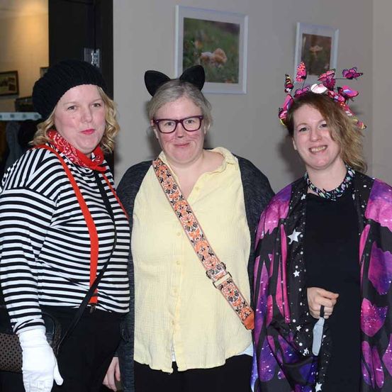 Bild enthält, Adult, Female, Person, Woman, Costume, Accessories, Coat, People, Jacket, Face