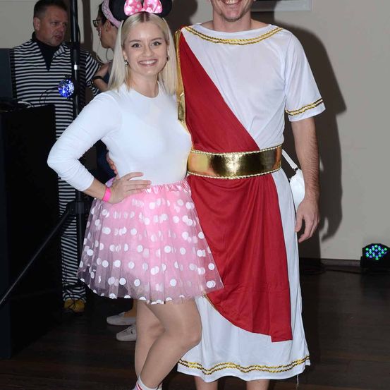 Bild enthält, Costume, Person, Shoe, Portrait, Skirt, Child, Female, Girl, Dress, Man