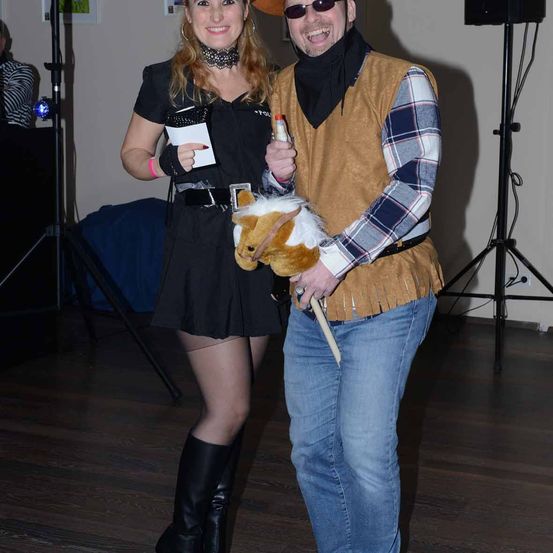 Bild enthält, Pants, Speaker, Person, Adult, Male, Man, Jeans, Face, Photography, Shoe