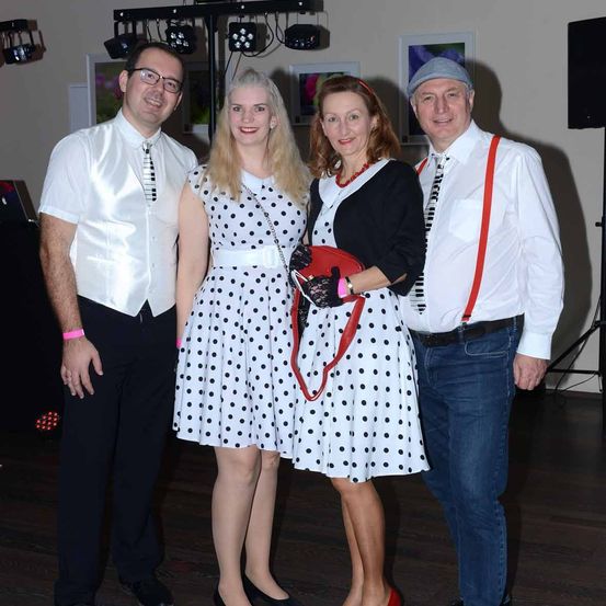 Bild enthält, Pants, Blouse, Blazer, Coat, Jacket, People, Person, Skirt, Shoe, Suit