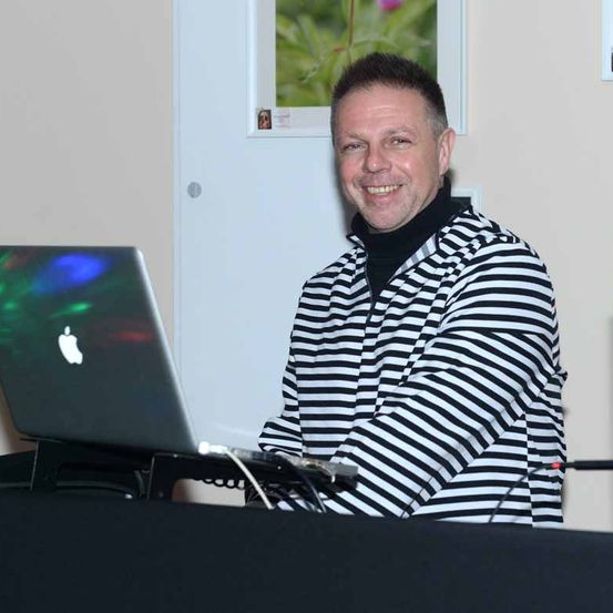 Bild enthält, Computer, Laptop, Pc, Table, Desk, Person, Portrait, Adult, Male, Man