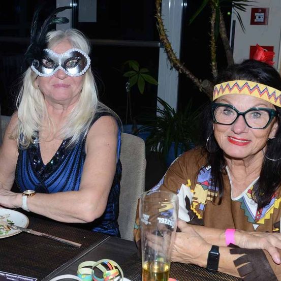 Bild enthält, Accessories, Glasses, Dining Table, Table, Person, Portrait, Adult, Female, Woman, Bride