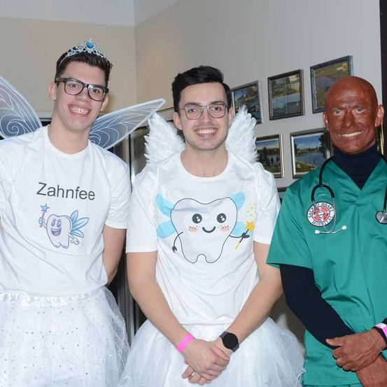 Bild enthält, T-Shirt, Photo Frame, Adult, Bride, Female, Person, Woman, Male, Man, Coat