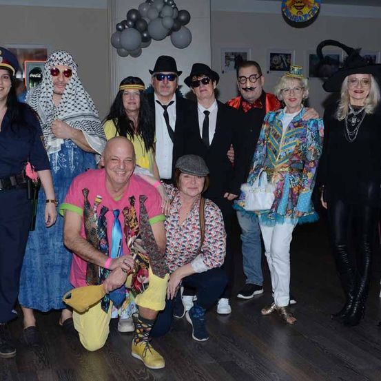 Bild enthält, Pants, People, Person, Adult, Female, Woman, Male, Man, Jeans, Shoe