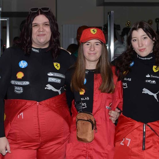 Bild enthält, People, Person, Adult, Female, Woman, Costume, Face, Head, Jacket, Groupshot