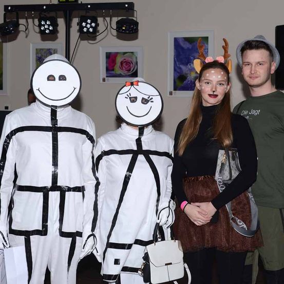 Bild enthält, Adult, Female, Person, Woman, Male, Man, Face, Handbag, People, Halloween