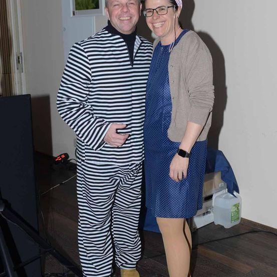 Bild enthält, Photography, Face, Person, Portrait, Pants, Suit, Coat, Hat, Shoe, Cap