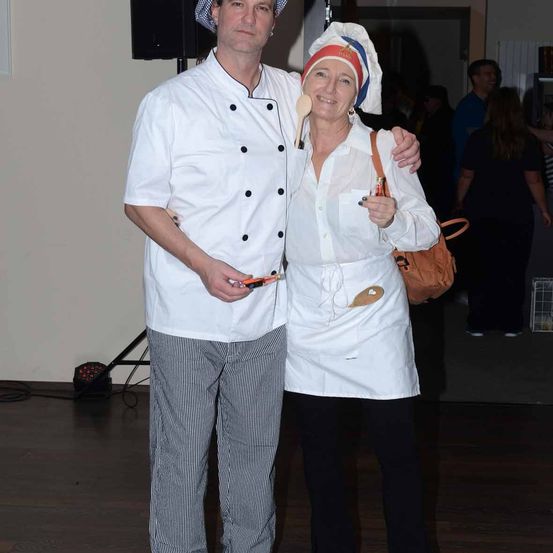 Bild enthält, Person, Portrait, Hat, Blouse, Coat, Pants, People, Shirt, Adult, Woman