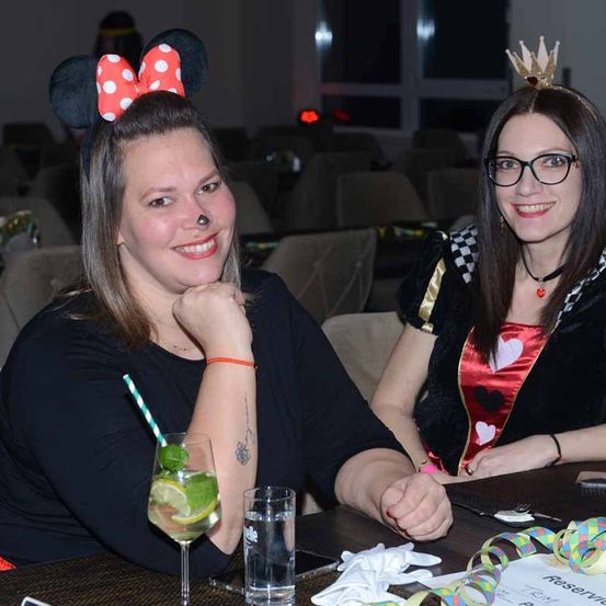 Bild enthält, Couch, Adult, Female, Person, Woman, Face, Restaurant, Urban, Table, Dining Table