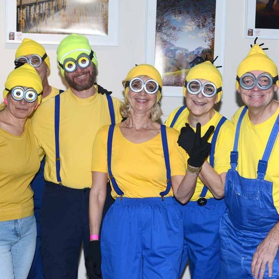 Bild enthält, Hat, Accessories, Hardhat, Cap, Adult, Female, Person, Woman, Male, Man