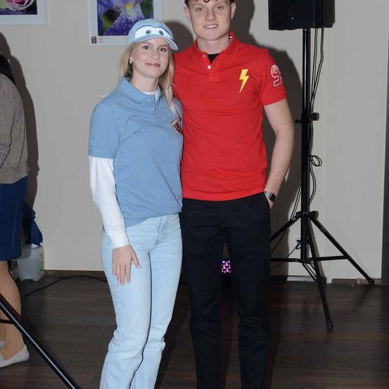 Bild enthält, Pants, Tripod, Person, Photography, Portrait, Baseball Cap, Cap, Speaker, Jeans, Shoe