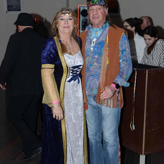 Bild enthält, Pants, Lady, Person, Coat, Adult, Female, Woman, Male, Man, Jeans