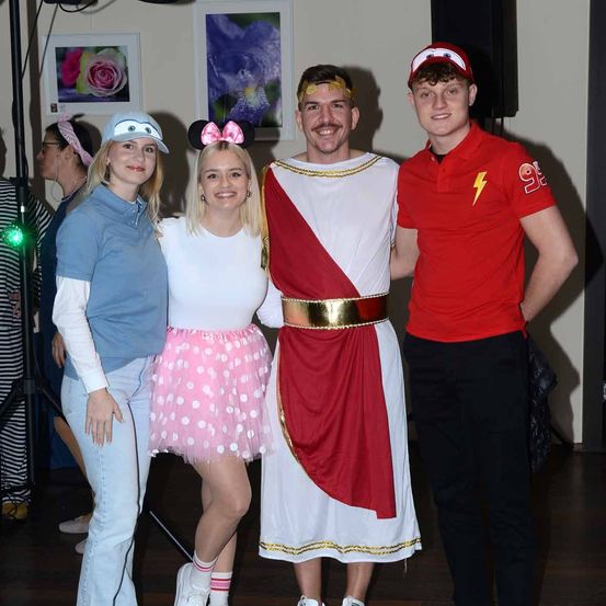 Bild enthält, Costume, Person, Skirt, People, Shoe, Portrait, Pants, Child, Female, Girl