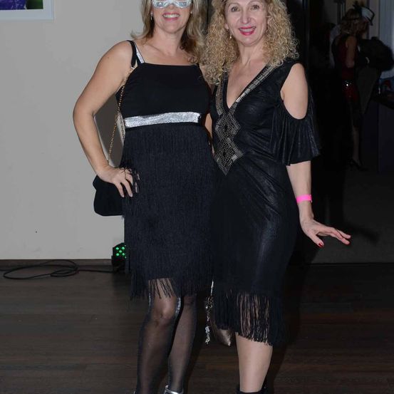 Bild enthält, Adult, Female, Person, Woman, Shoe, Dress, Face, High Heel, Formal Wear, Costume