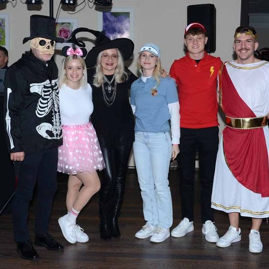 Bild enthält, Costume, Person, Adult, Female, Woman, Jeans, People, Male, Man, Child