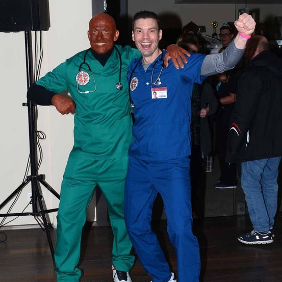 Bild enthält, Pants, Shoe, Adult, Male, Man, Person, Jeans, Face, Coat, People